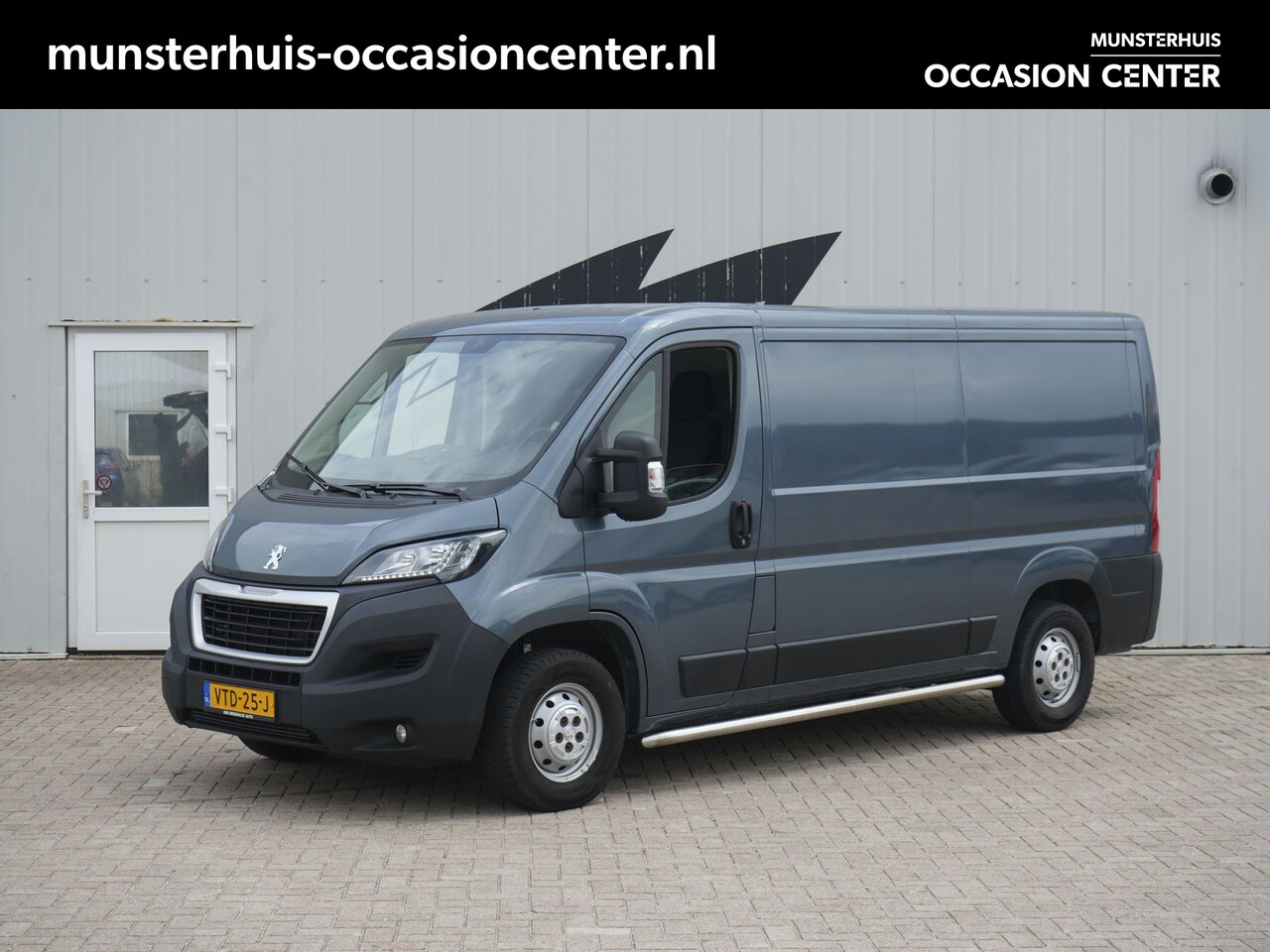 Peugeot Boxer - 330 2.2 BlueHDi 140 L2H1 Premium - Trekhaak - Achteruitrijcamera - All Seasonbanden - Side - AutoWereld.nl