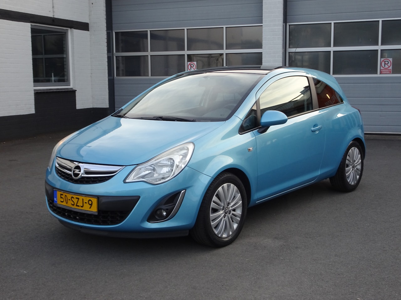 Opel Corsa - 1.4-16V Cosmo Airco, cruise controle, licht metalen velgen, trekhaak, elektrische ramen, c - AutoWereld.nl