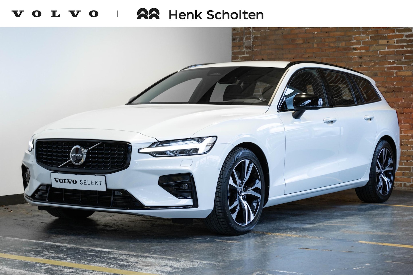 Volvo V60 - B3 Automaat Plus Dark | Adaptive cruise control | 360° parkeercamera | Wegklapbare trekhaa - AutoWereld.nl
