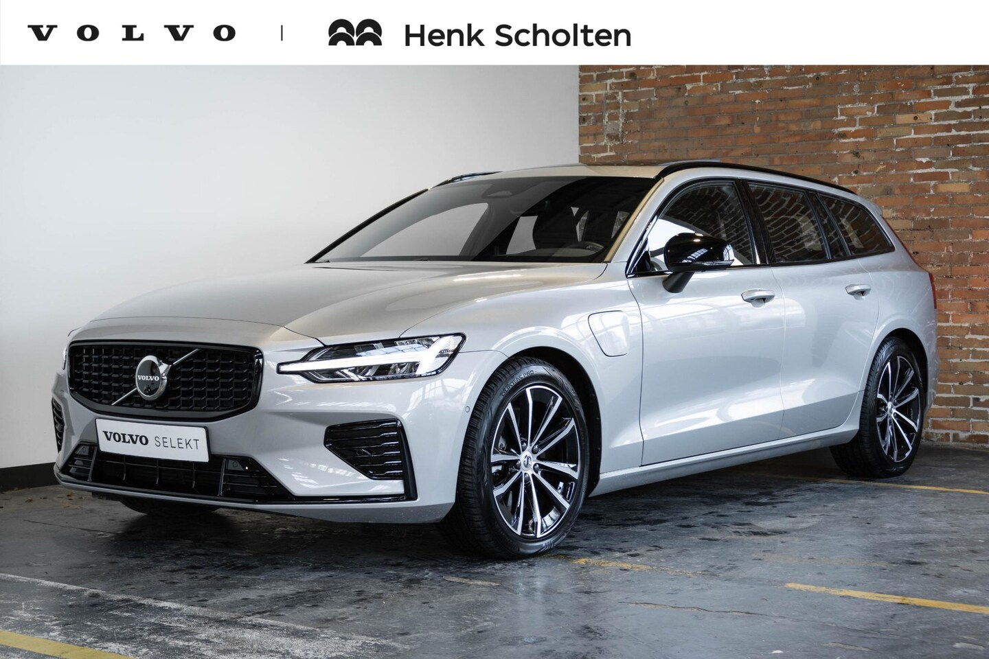 Volvo V60 - T6 Automaat Plug-in hybrid AWD Plus Dark | Panoramadak| Premium audio by Harman en Kardon| - AutoWereld.nl