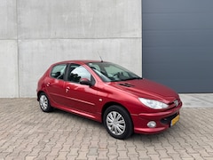 Peugeot 206 - 1.4 Forever, NIEUWE APK, IJSKOUDE AIRCO, TREKHAAK, ELEK PAKKET