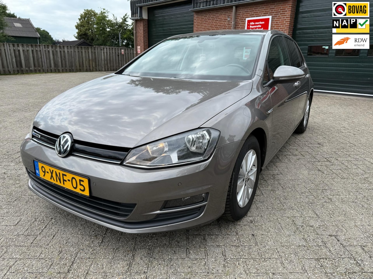 Volkswagen Golf - 1.6 TDI Highline Cruise Navi PDC - AutoWereld.nl