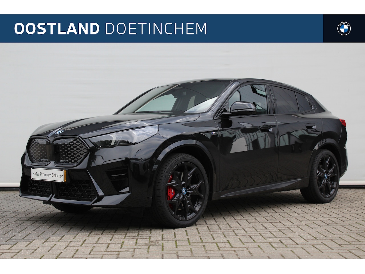 BMW iX2 - eDrive20 High Executive M Sport / Panoramadak / Trekhaak / Sportstoelen / M Adaptief onder - AutoWereld.nl