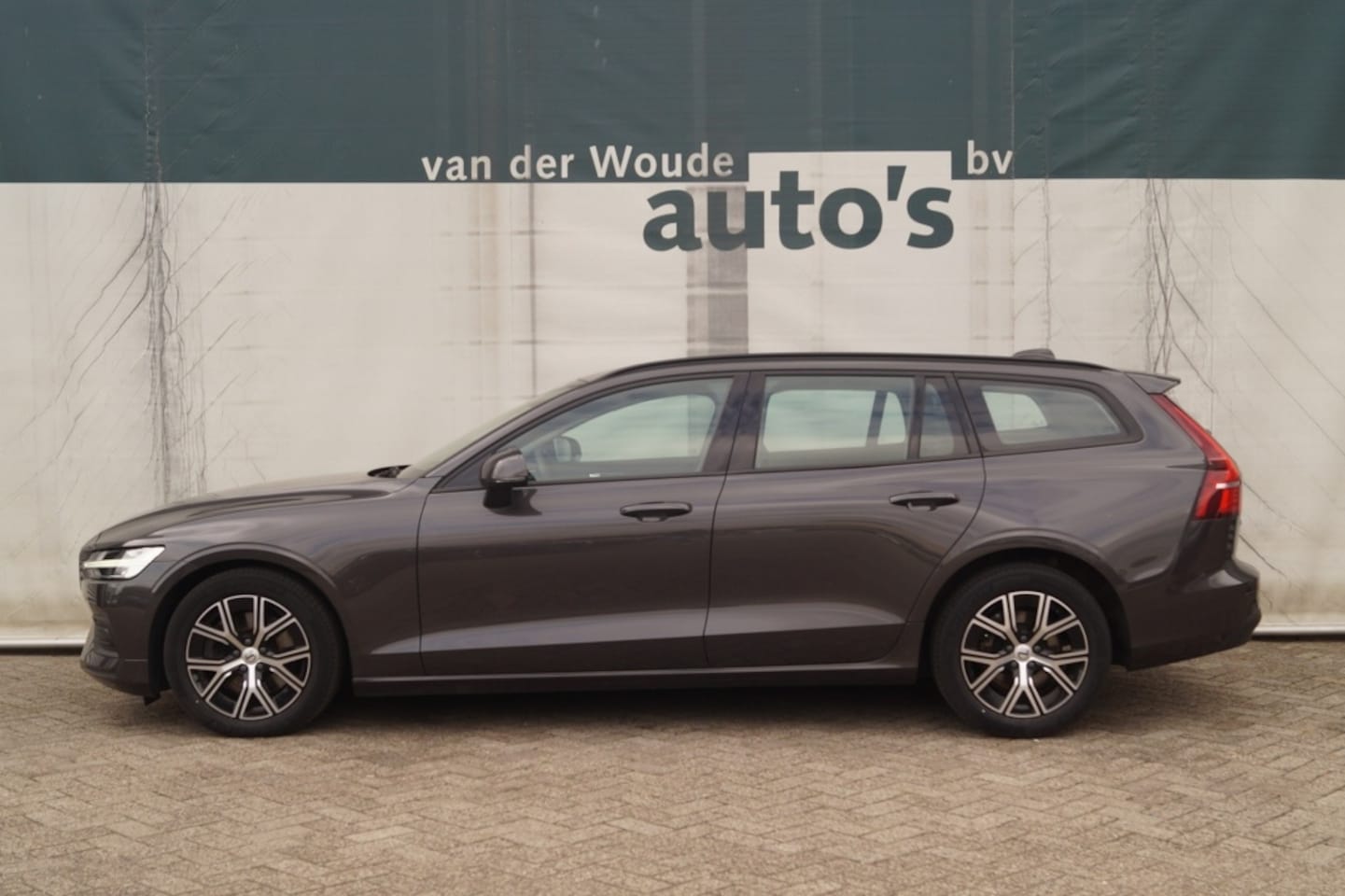 Volvo V60 - 2.0 B3 163pk Automaat Essential -LEER-LED-ECC- - AutoWereld.nl