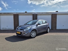Hyundai i20 - 1.2i DynamicVersion / 5-Deurs / Dealeronderhouden/ Airco / Parkeersensoren