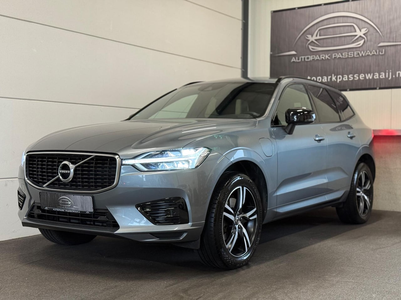 Volvo XC60 - 2.0 T8 Twin Engine AWD R-Design Pano, ACC, Apple Carplay, Trekhaak, Elek Stoelen, Virtual - AutoWereld.nl