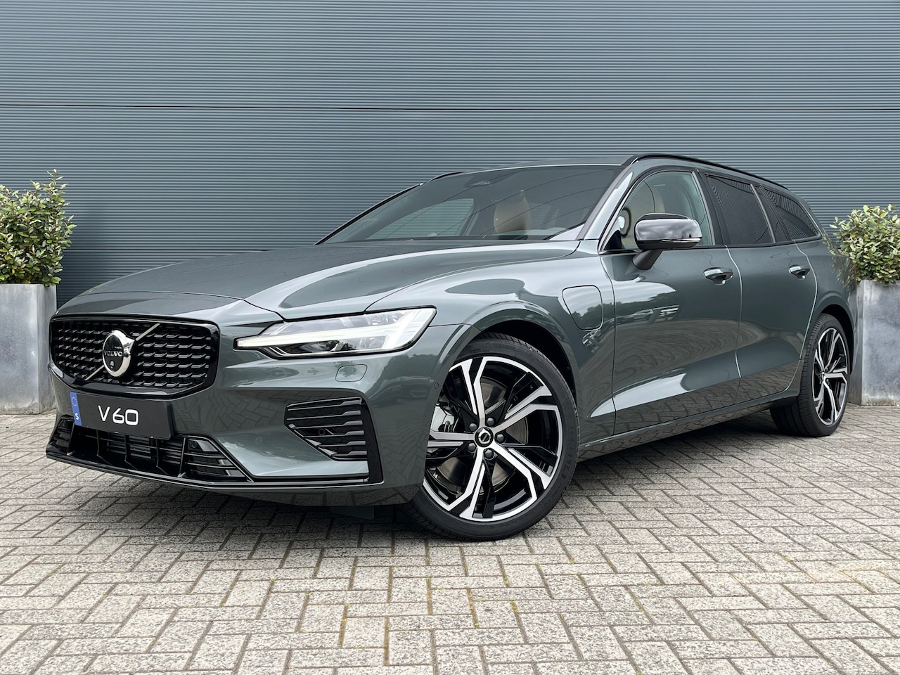 Volvo V60 - T6 Plug-In Hybrid Ultra Dark | Bowers & Wilkins | Stoelmassage | Pano | 360 camera | Gelam - AutoWereld.nl