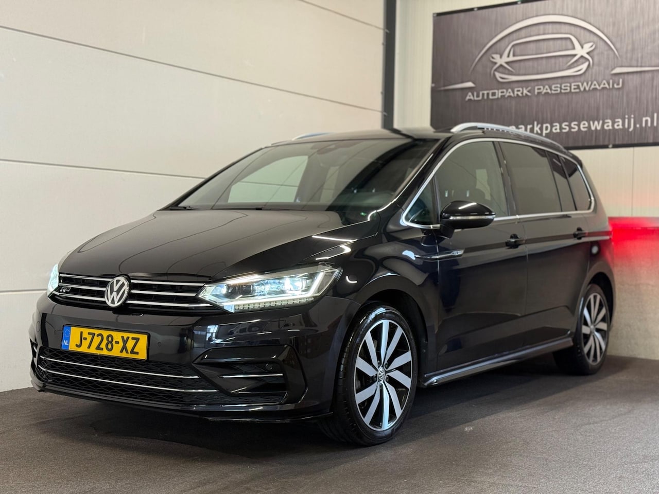 Volkswagen Touran - 1.5 TSI R-Line 7p Pano, ACC, Apple Carplay, Stoelverwarming, Airco, Parkeersensoren, Deale - AutoWereld.nl