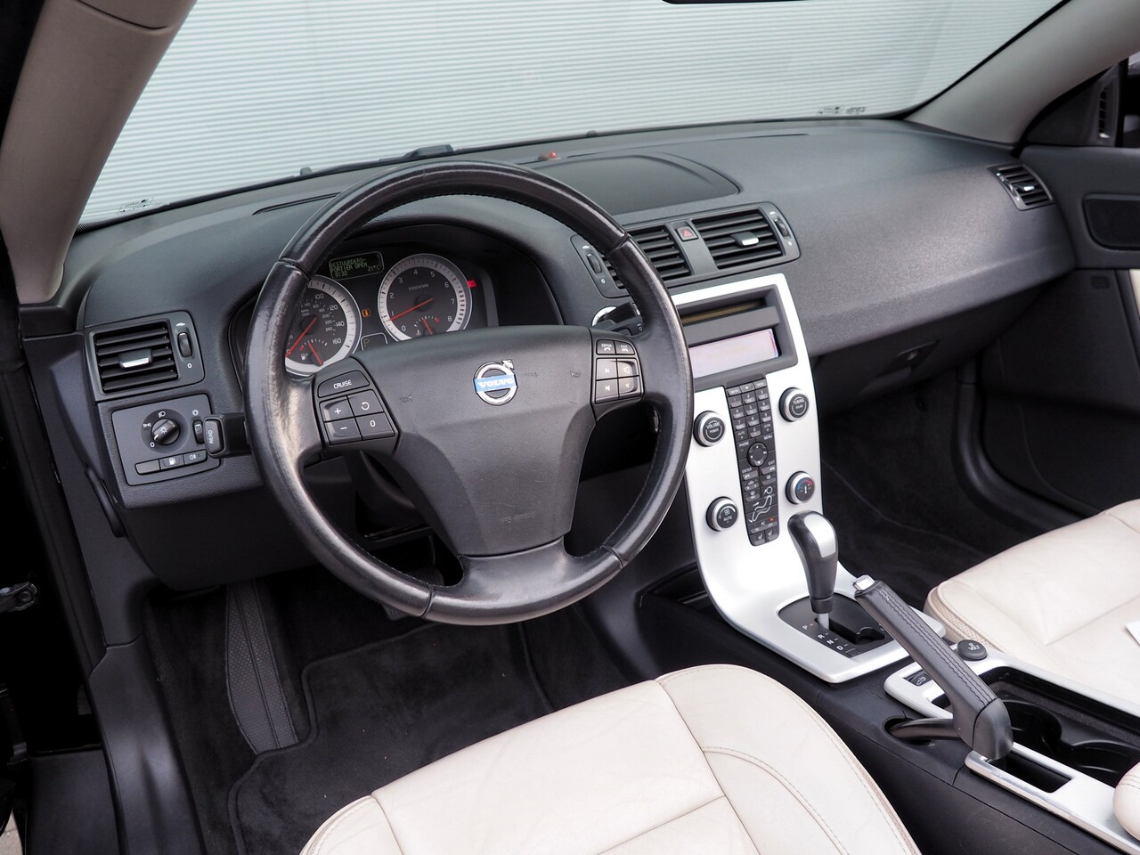 Volvo C70 - 2.5 T5 Momentum LUXE! LEDER CLIMA TREKH. AUTOM.