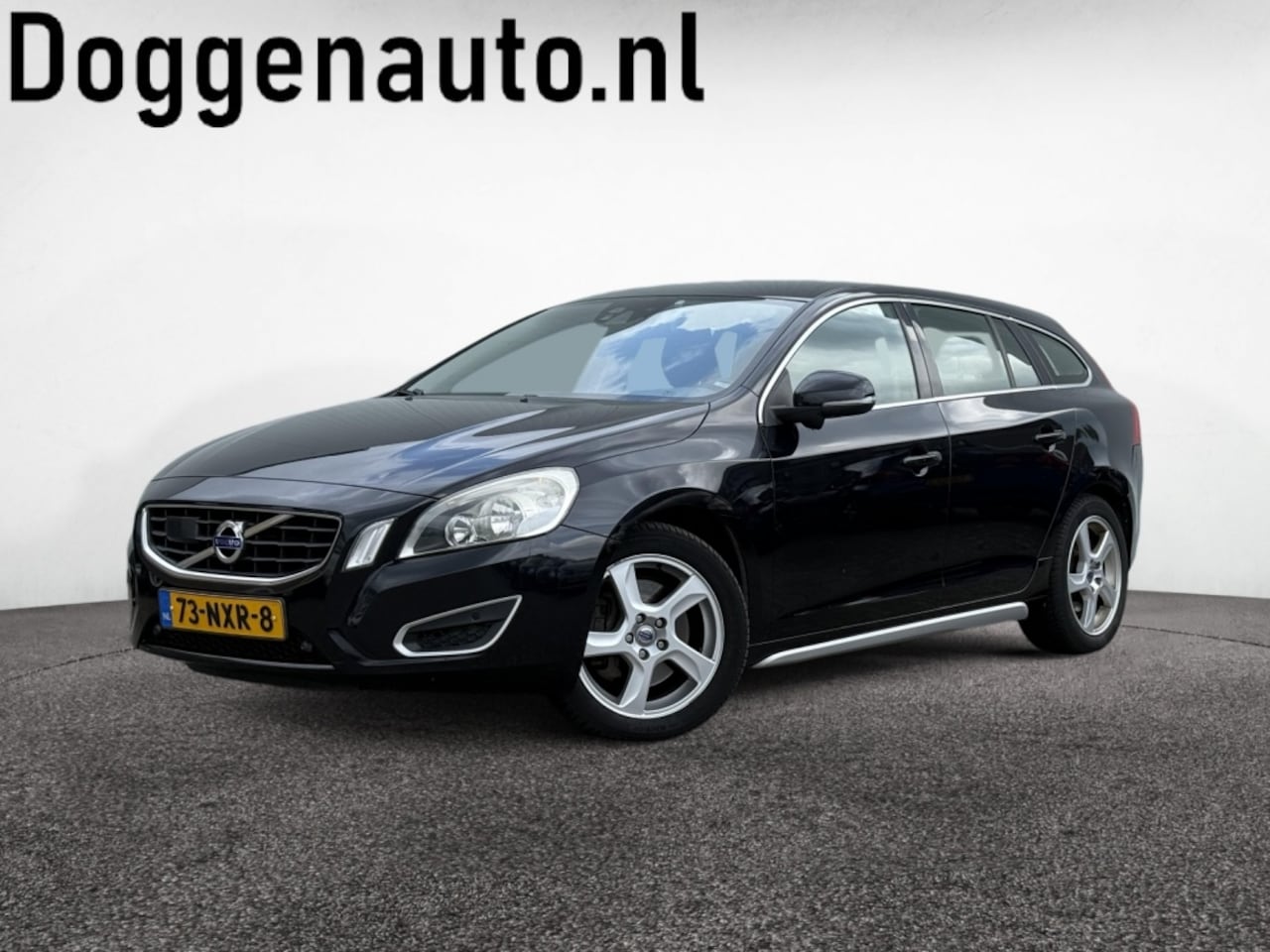 Volvo V60 - 2.0T Momentum Automaat NAP Blis PDC Trekhaak Navi - AutoWereld.nl