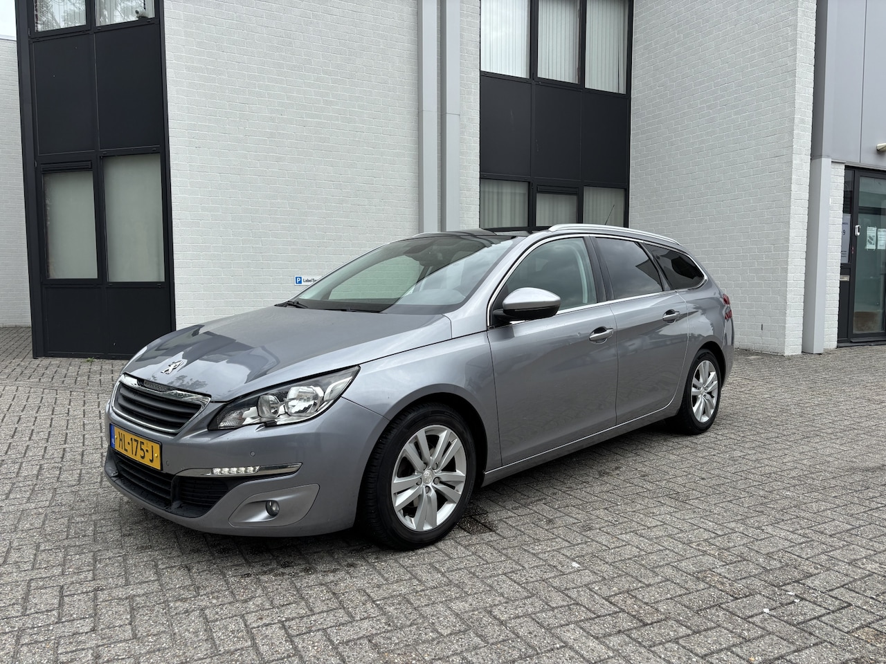 Peugeot 308 SW - 1.6 BlueHDI Blue Lease Executive Pack 6-Bak 120 PK. Mooie en als nieuw rijdende auto !!! D - AutoWereld.nl