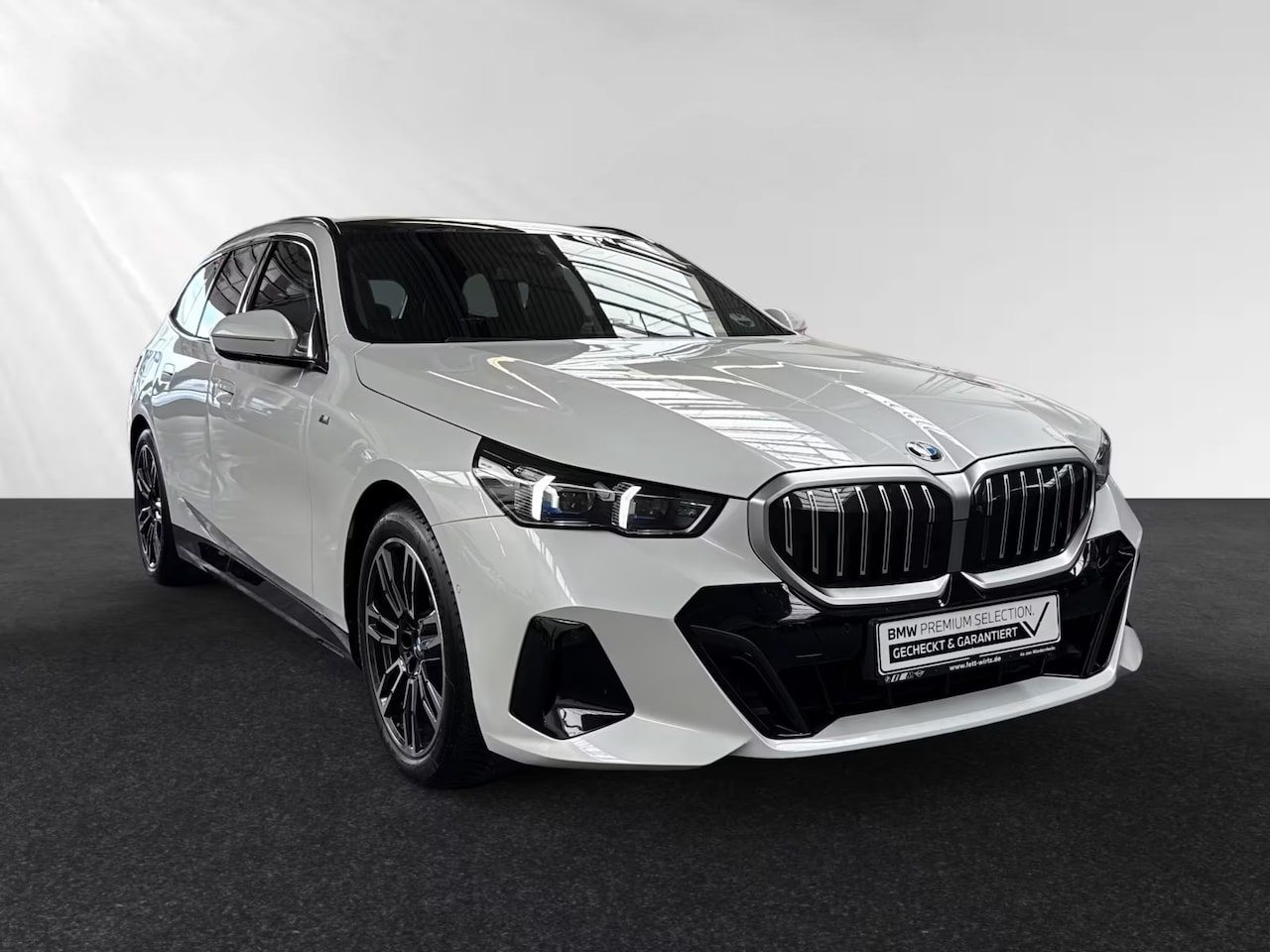 BMW 5-serie Touring - 520iA M-SPORT ** ADAPT. LED, LEDER, PANORAMA, TREKH, H&K SOUND, DR. ASS+ ** 1e EIG - UNFAL - AutoWereld.nl