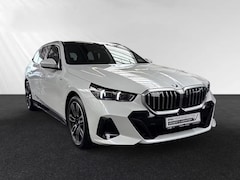BMW 5-serie Touring - 520iA M-SPORT * ADAPT. LED, LEDER, PANORAMA, TREKH, H&K SOUND, DR. ASS+ * 1e EIG - UNFALLF