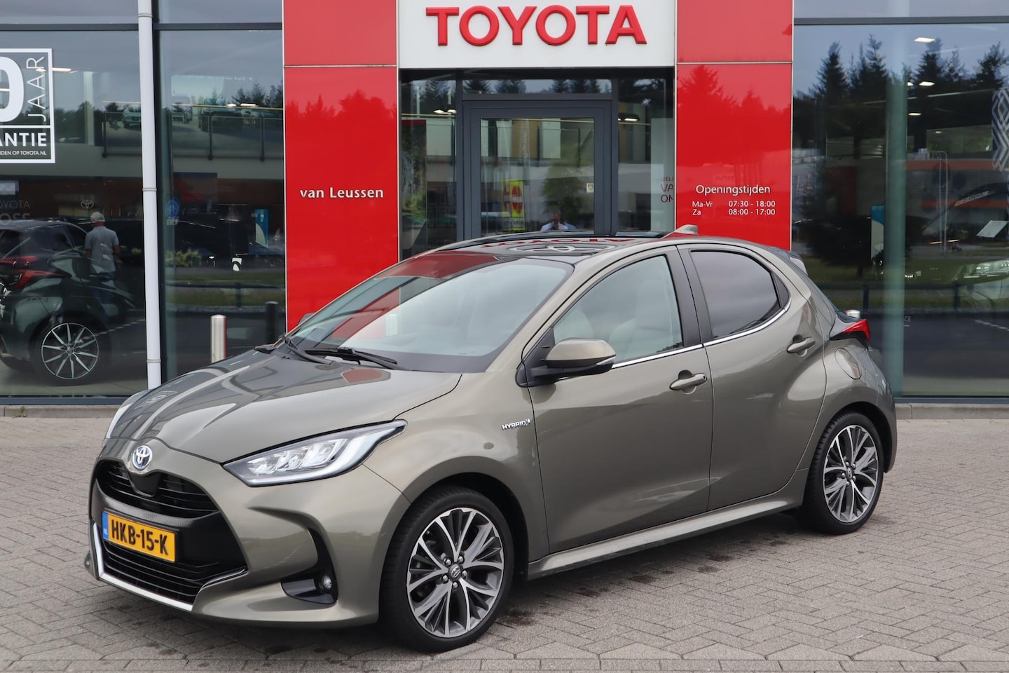 Toyota Yaris - 1.5 HYBRID EXECUTIVE PANODAK HEAD-UP DISPLAY STUUR&STOELVERW. KEYLESS ALL SEASONS PRIVACYG - AutoWereld.nl