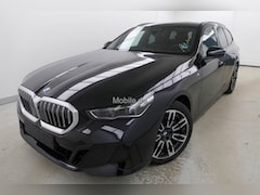 BMW 5-serie Touring - 520iA M-SPORT * ADAPT. LED, LEDER, PANORAMA, TREKH, H&K SOUND, DR. ASS+ * 1e EIG - UNFALLF