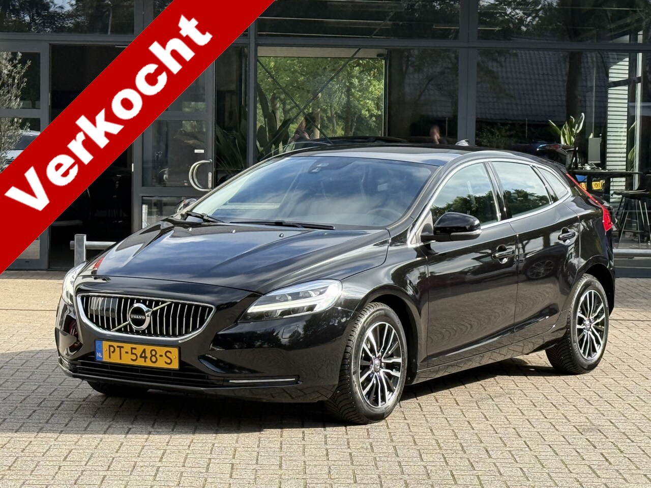 Volvo V40 - 2.0 D2 Nordic+ Panoramadak/Keyless/Trekhaak/Cruise/Stoelverwarming Inscription - AutoWereld.nl