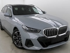 BMW 5-serie Touring - 520iA M-SPORT * ADAPT. LED, LEDER, PANORAMA, TREKH, H&K SOUND, DR. ASS+ * 1e EIG - UNFALLF