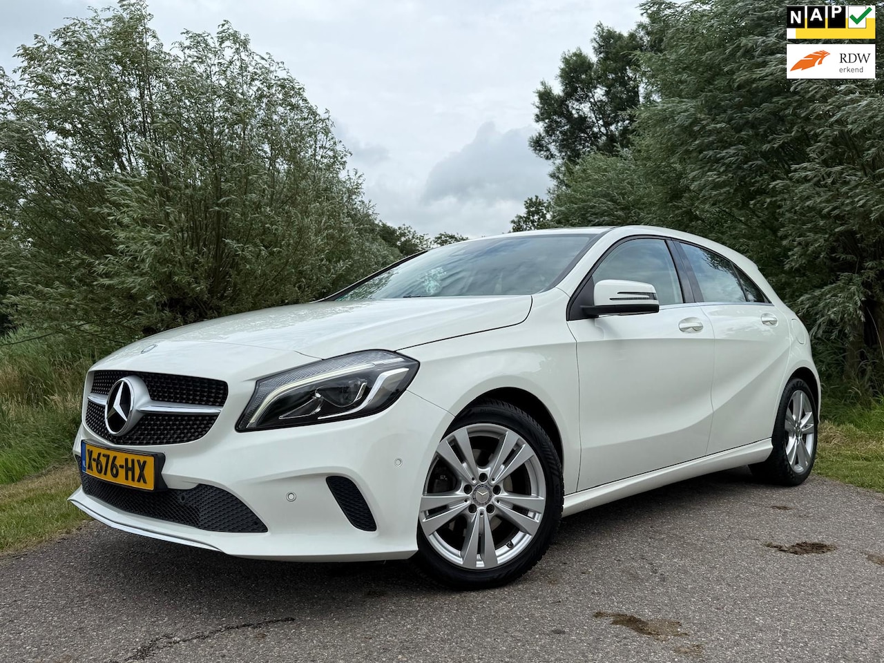 Mercedes-Benz A-klasse - 180 Ambition Automaat | Camera | H-Leder | Navi | Clima | Stoelverwarming |16" Velgen | PD - AutoWereld.nl
