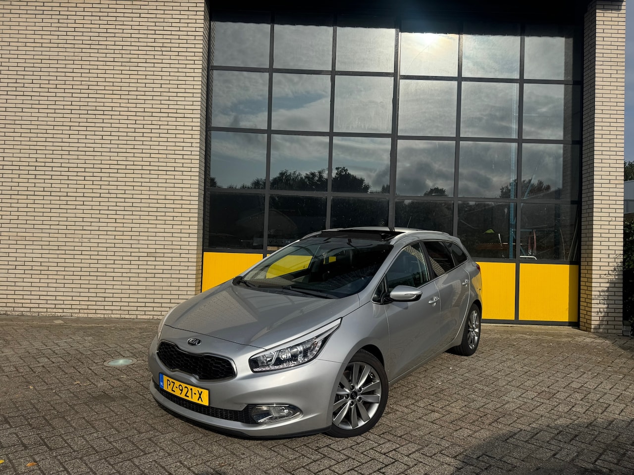 Kia Cee'd Sportswagon - 1.6 GDI Super Pack 1.6 GDI Super Pack, pano dak, Leer, Camera - AutoWereld.nl