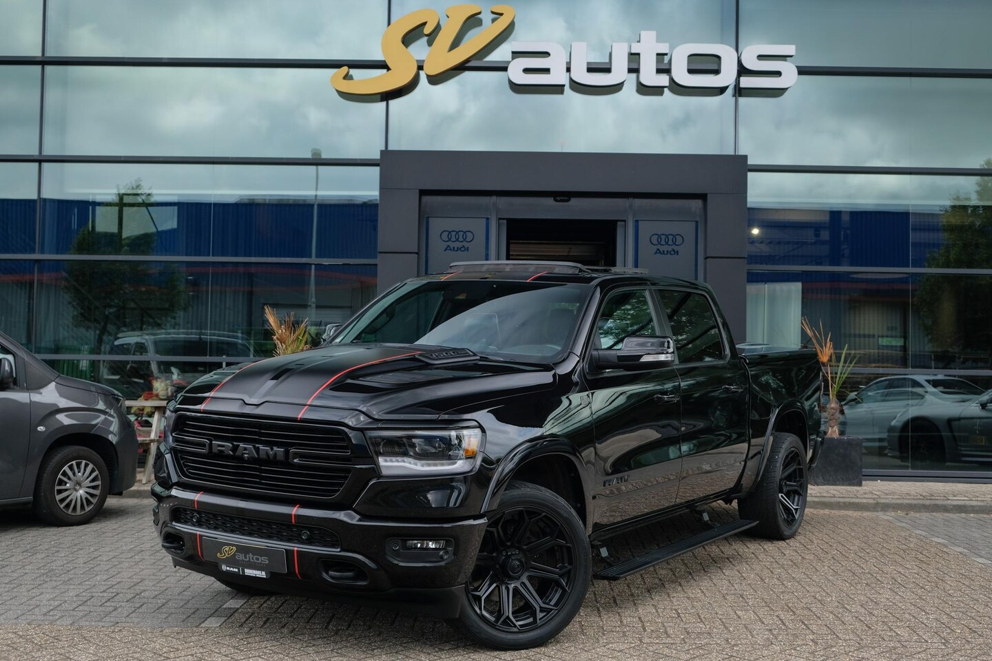 Dodge Ram 1500 - 5.7 V8 401pk 4x4 Crew Cab Laramie Night edition Panoramadak Bomvol! Stoelventilatie Trekha - AutoWereld.nl
