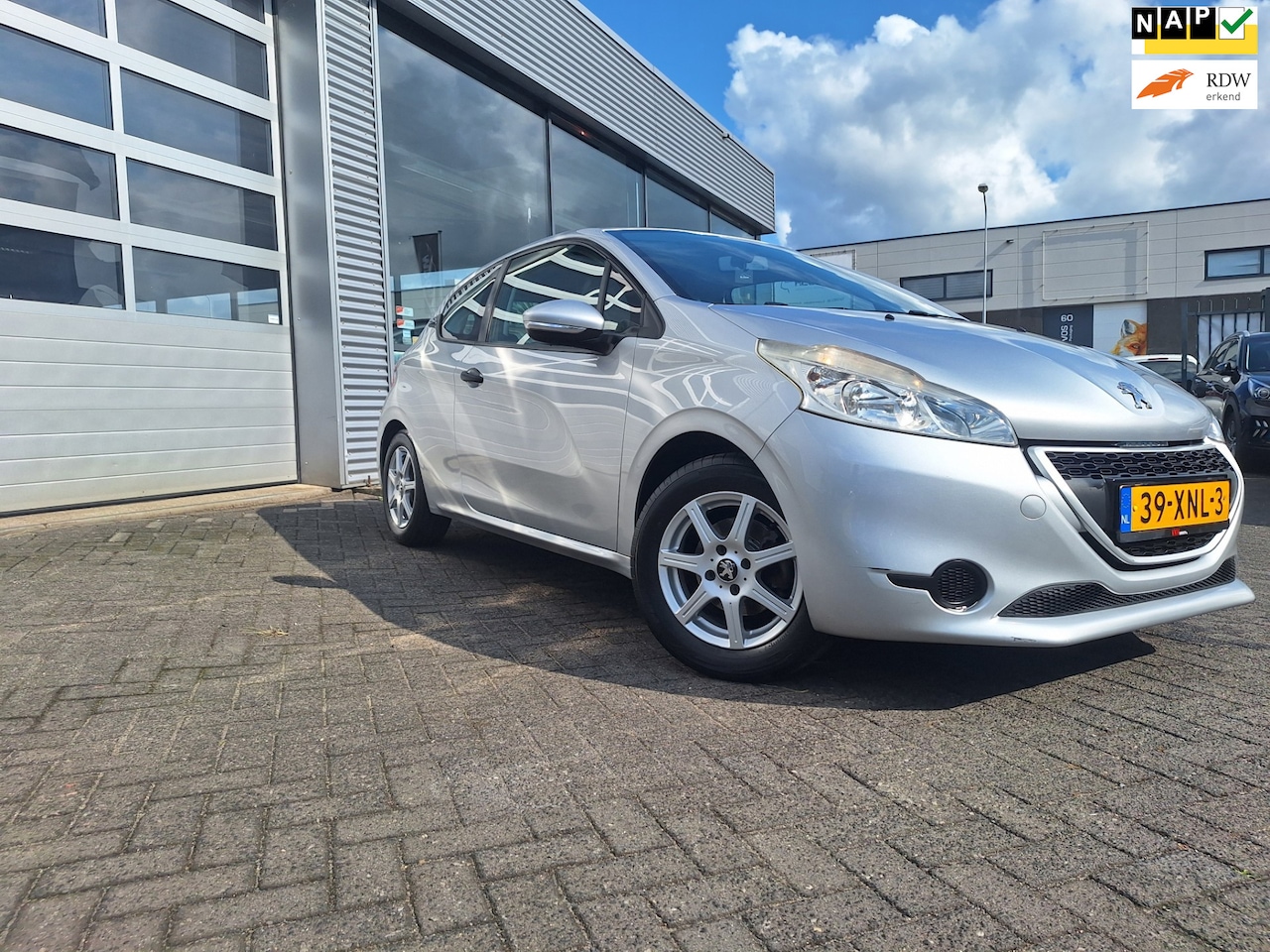 Peugeot 208 - 1.4 VTi Access*Airco*Cruise*Lm Velgen*Pdc*Trekhaak*Enz* - AutoWereld.nl