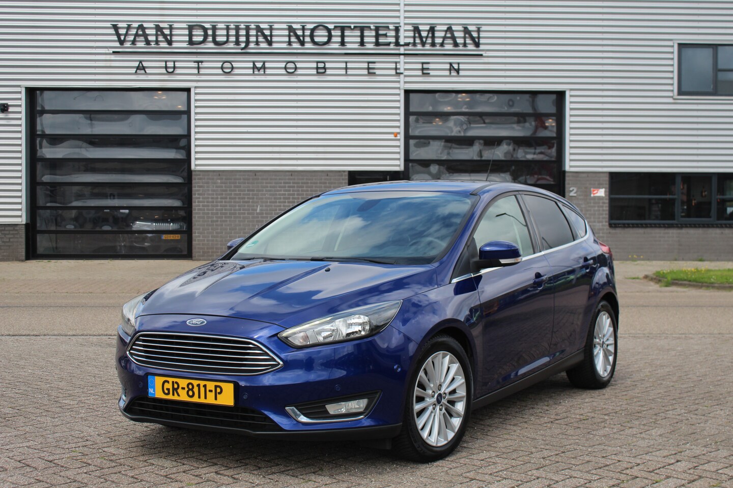 Ford Focus - 1.5 Titanium Edition / Navigatie / PDC / Trekhaak / N.A.P. - AutoWereld.nl