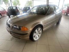 BMW 3-serie - 320i Executive Tot eind augustus voor meeneemprijs, daarna volledig interieur, radio, en b
