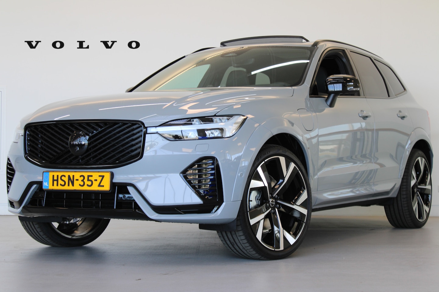 Volvo XC60 - T6 350PK AWD Ultra Black Edition | B&W | Luchtvering | 22" - AutoWereld.nl