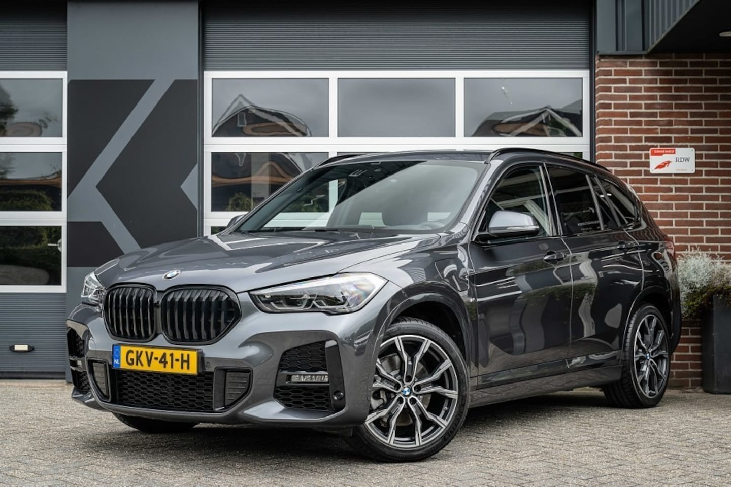 BMW X1 - 25e xDrive M Sport | Stoelverwarming | Trekhaak | Camera | Hifi-audio | Head-Up | Keyless - AutoWereld.nl