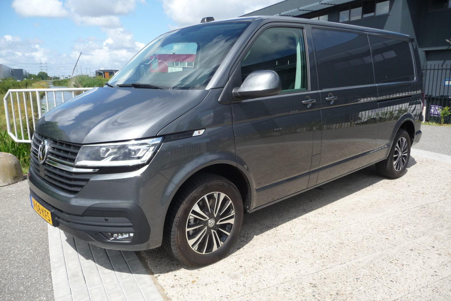 Volkswagen Transporter - 2.0 TDI L2H1 Highline Autm. 204pk 2 schuifdeuren , achterdeuren BPM vrij - AutoWereld.nl