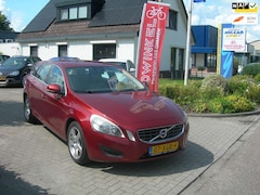 Volvo V60 - 1.6 T3 Momentum nette auto boekjes aanwezig , automaatbak gereviseerd in 2024
