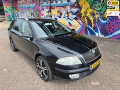 Skoda Octavia Combi - 1.6 FSI Ambiente dikke station met dikke 18 inch velgen stereo privé glas met certificaat