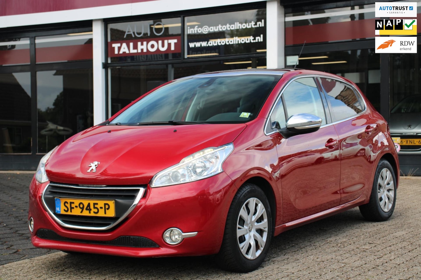 Peugeot 208 - 1.2 VTi Allure - PANORAMADAK, CRUISE CONTROL, ECC, NAVIGATIE - AutoWereld.nl