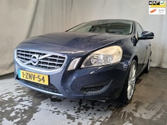 Volvo S60 - 2.0 D3 R-Design - Airco - Navi - Leer - Trekhaak - Schade