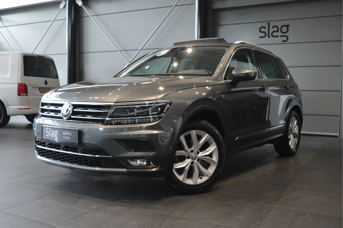 Volkswagen Tiguan - 1.4 TSI ACT Highline navi pano leer camera trekhaak 150 pk !! - AutoWereld.nl