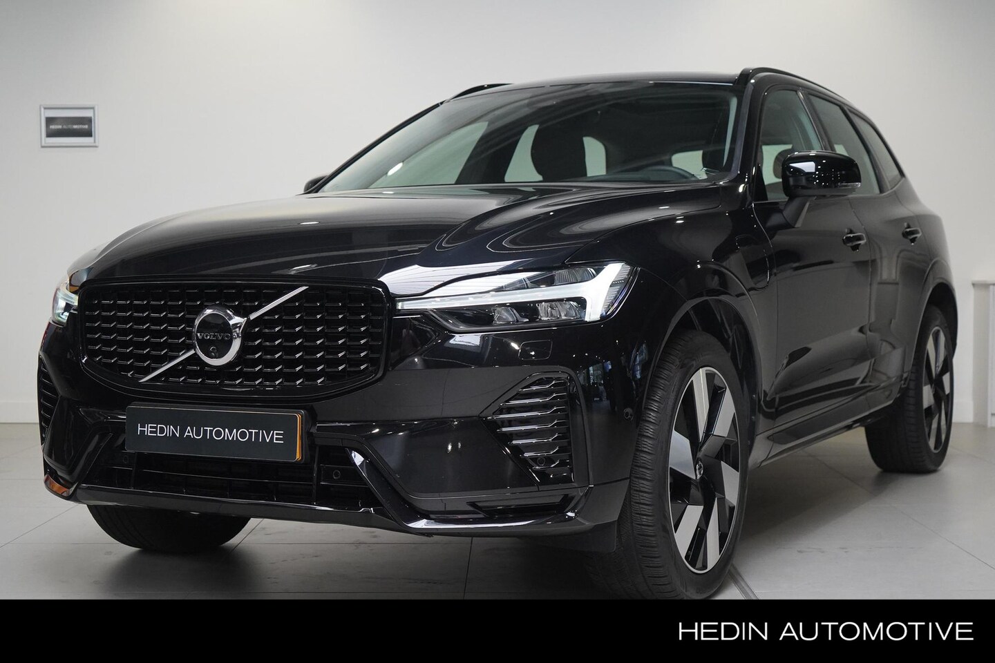 Volvo XC60 - T6 Plug-in hybrid AWD Ultra Dark 350pk |360° Rondom Camera|Trekhaak | Panoramadak | Harman - AutoWereld.nl