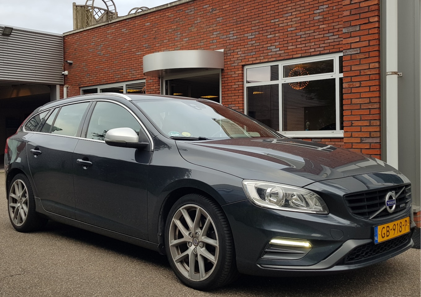 Volvo V60 - D4 Aut8 R Design Leder Navi Trekhaak 18" - AutoWereld.nl