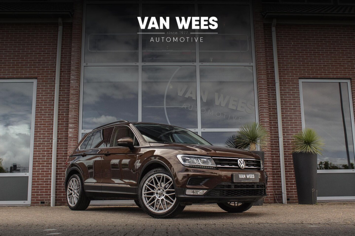 Volkswagen Tiguan - 1.4 TSI ACT Connected Series | 2e eigenaar | Origineel | 20 inch | Navi | Cruise control | - AutoWereld.nl
