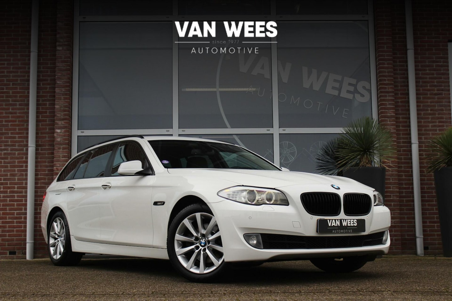 BMW 5-serie Touring - 520i F11 High Executive | NL auto | Leer | Navi | 18 inch | Xenon | NAP | Cruise-control | - AutoWereld.nl
