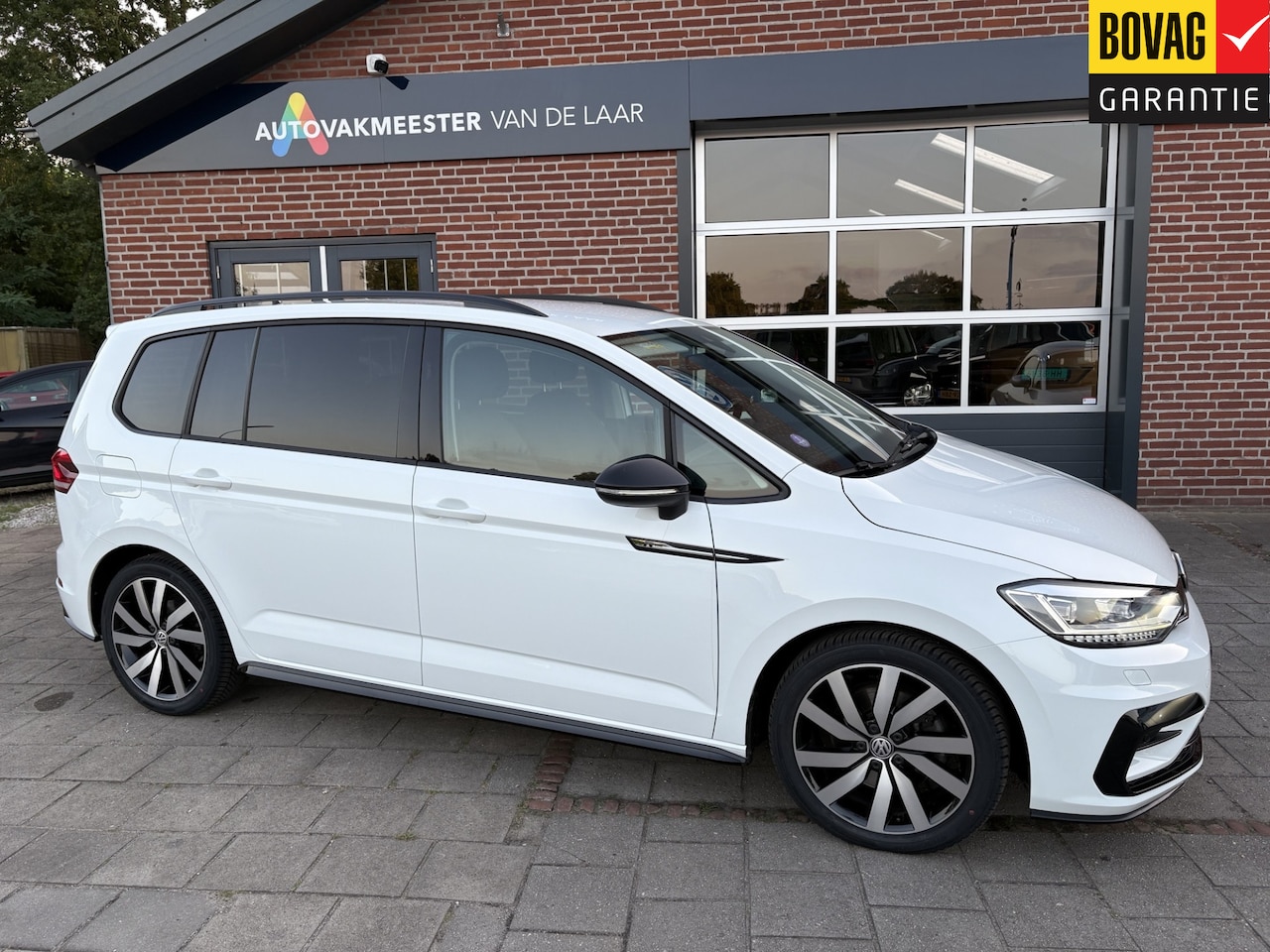 Volkswagen Touran - 1.5 TSI Highline Business R 110kw R-Line ( Navigatie, Trekhaak, Blind spot, PDC, 18 inch l - AutoWereld.nl