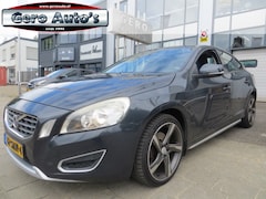 Volvo S60 - 1.6 T4 Kinetic nl-auto , 180 pk , vele extra`s