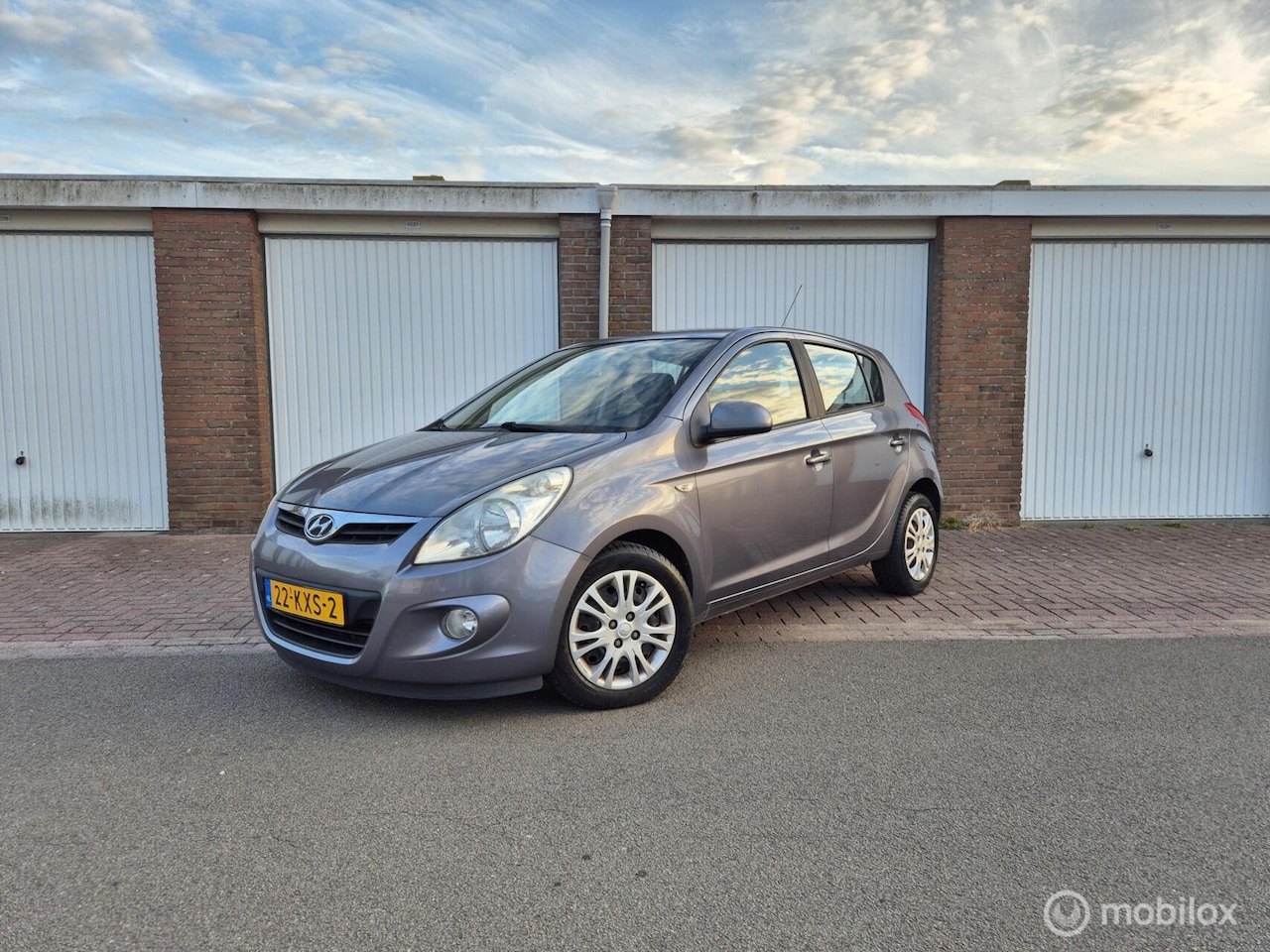 Hyundai i20 - 1.2i DynamicVersion / 5-Deurs / Dealeronderhouden/ Airco / Parkeersensoren / Nieuwe APK - AutoWereld.nl