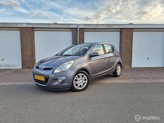Hyundai i20 - 1.2i DynamicVersion / 5-Deurs / Dealeronderhouden/ Airco / Parkeersensoren / Nieuwe APK