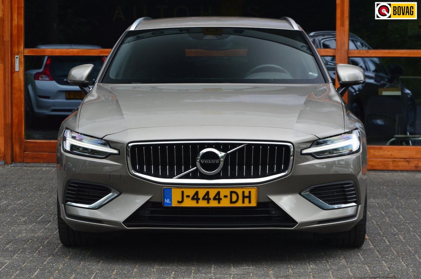 Volvo V60 - T6 Hybride AWD R-Design | Stoelverwarming | Dealer onderhouden | Camera | Leer | Parkeerse - AutoWereld.nl