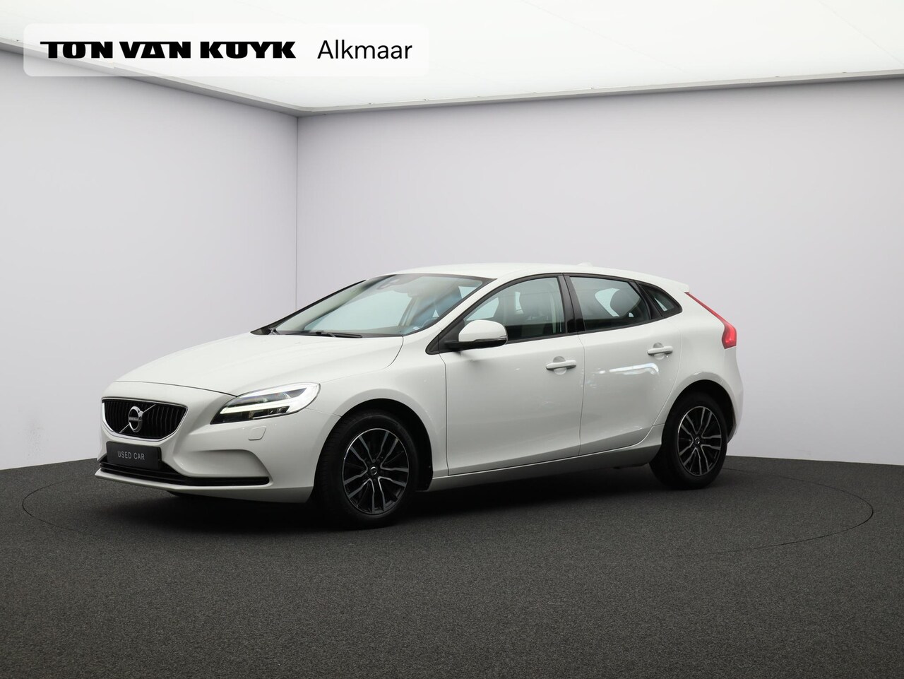 Volvo V40 - 2.0 T2 Nordic+ / Trekhaak / Standkachel / Verwarmbare Stoelen / Parkeersensoren Achter / - AutoWereld.nl