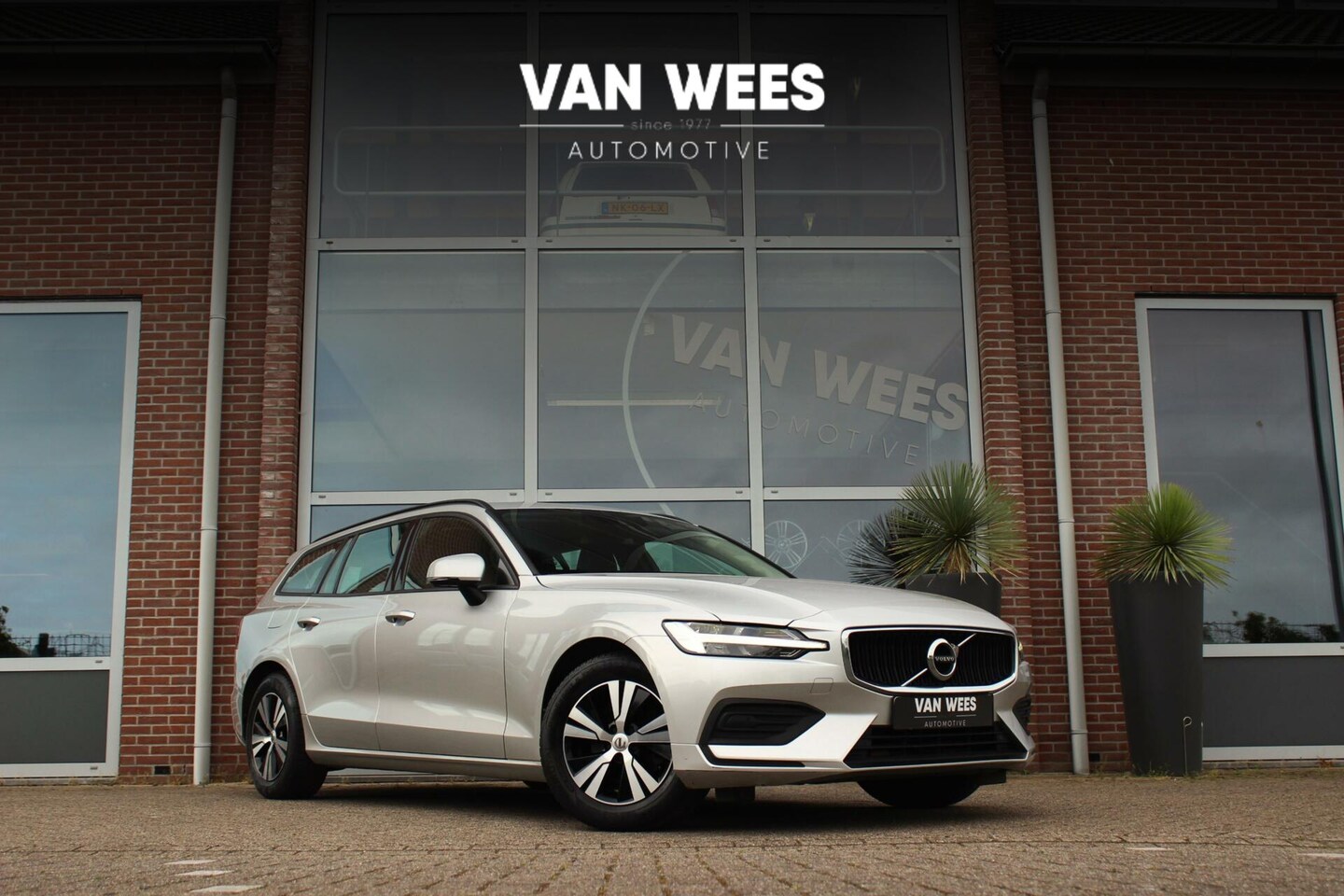 Volvo V60 - 2.0 D3 Momentum | 1e eigenaar | inc BTW | Led | Camera | DAB | Navi | Cruise-control | Stu - AutoWereld.nl