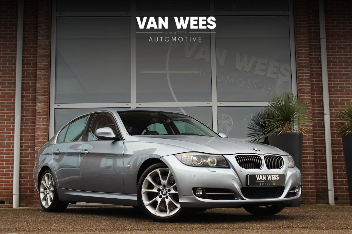 BMW 3-serie - 335i E90 Sedan Facelift High Executive | 306 pk | Automaat | Navi | Leer | 18 inch | Xenon - AutoWereld.nl