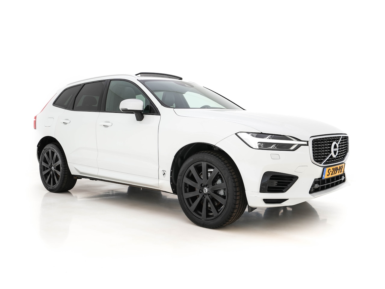 Volvo XC60 - 2.0 T8 Twin Engine AWD Momentum Aut. *PANO | 1/2LEATHER | FULL-LED | BLIND-SPOT | SPORT-SE - AutoWereld.nl