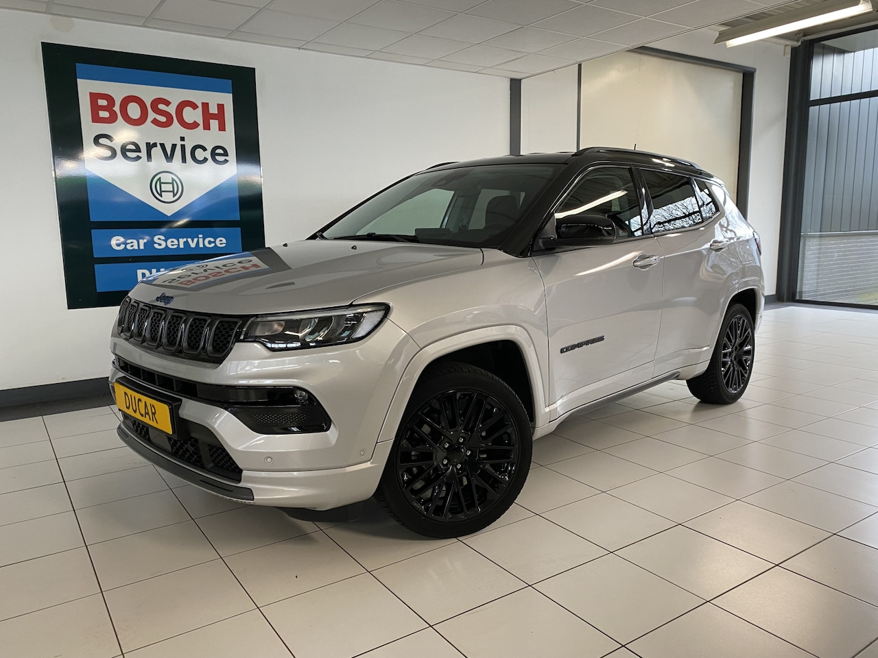 Jeep Compass - 4xe 240 Plug-in Hybrid Electric S Navigatie / Leer / Camera /Panoramadak / Stuur/stoel ver - AutoWereld.nl