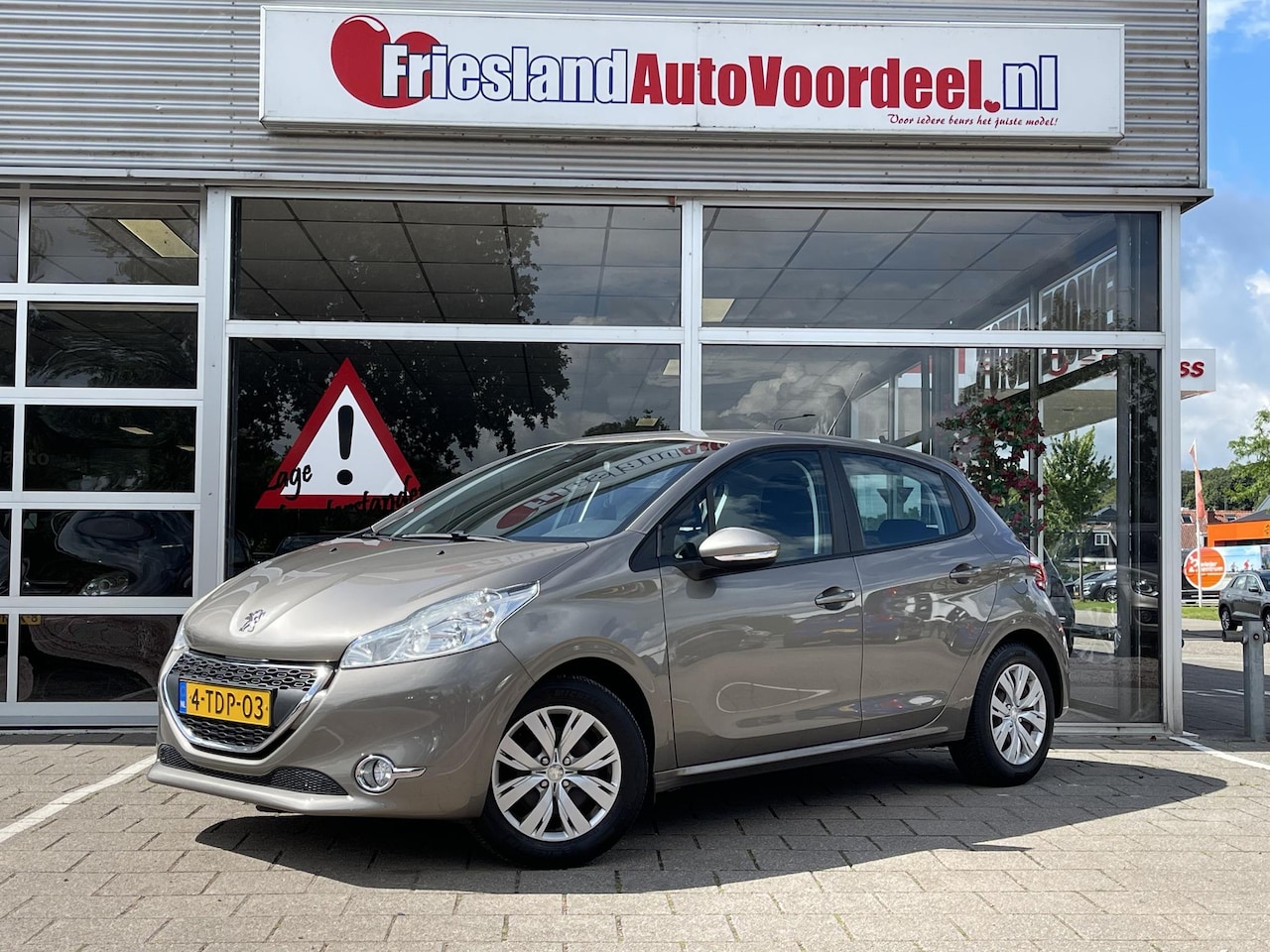 Peugeot 208 - 1.2 VTi Envy 5 Deurs / Cruise / Clima / 91.990 KM! / 2014 - AutoWereld.nl
